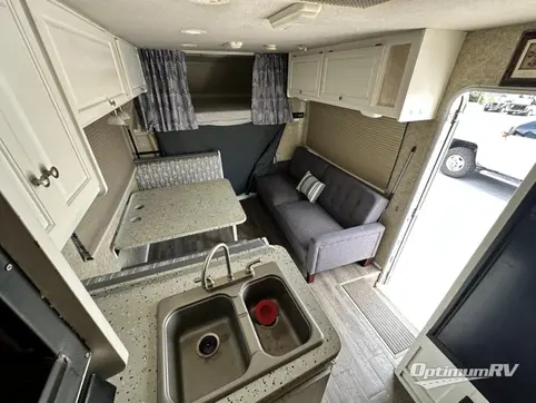 2009 Winnebago Access 29T RV Photo 3