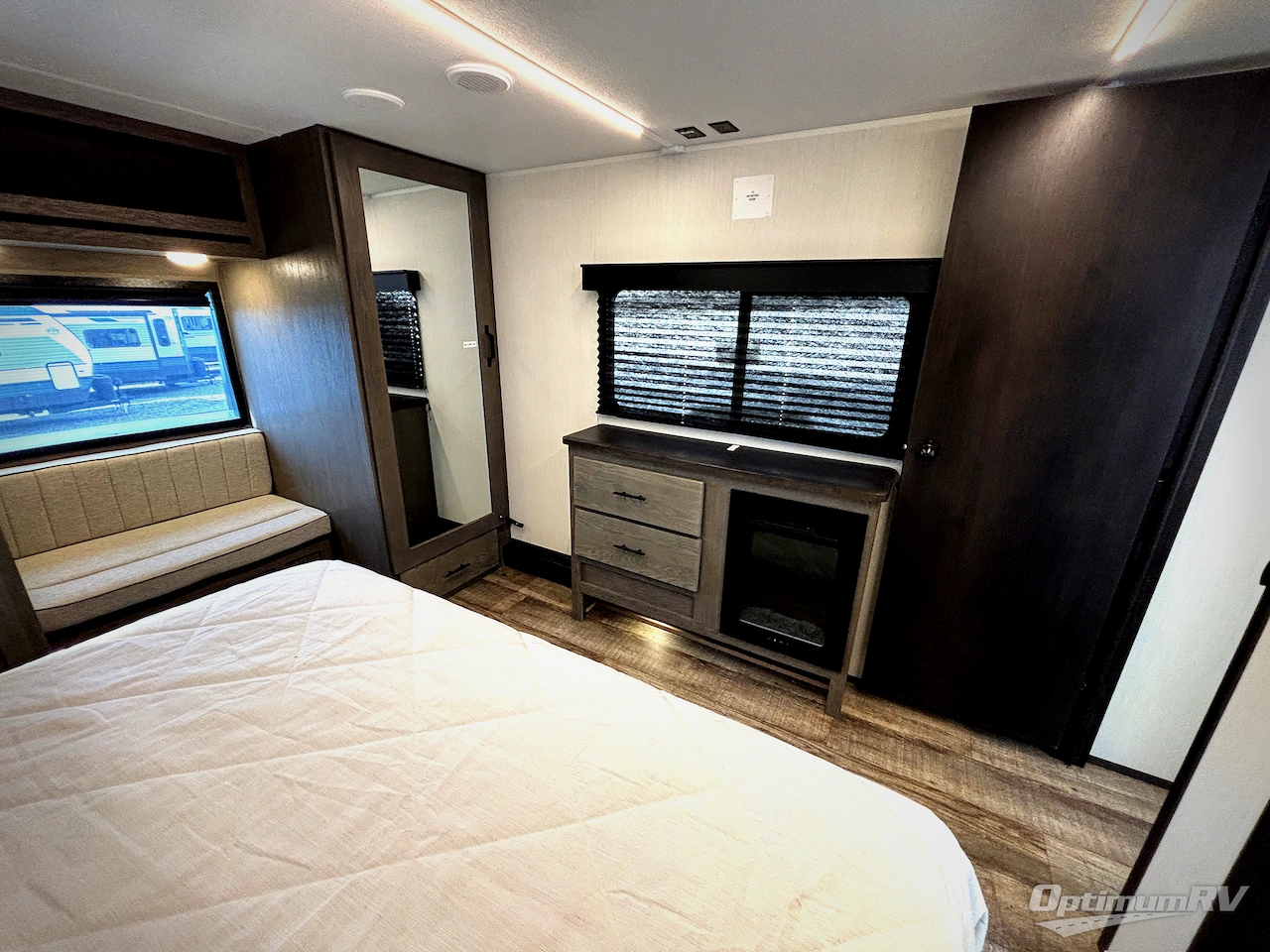 2025 Forest River Cherokee Arctic Wolf Suite 3650SUITE Photo 17