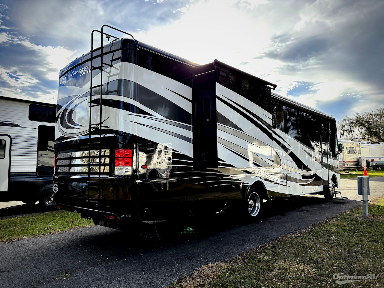 2017 Newmar Canyon Star 3710 Photo 2