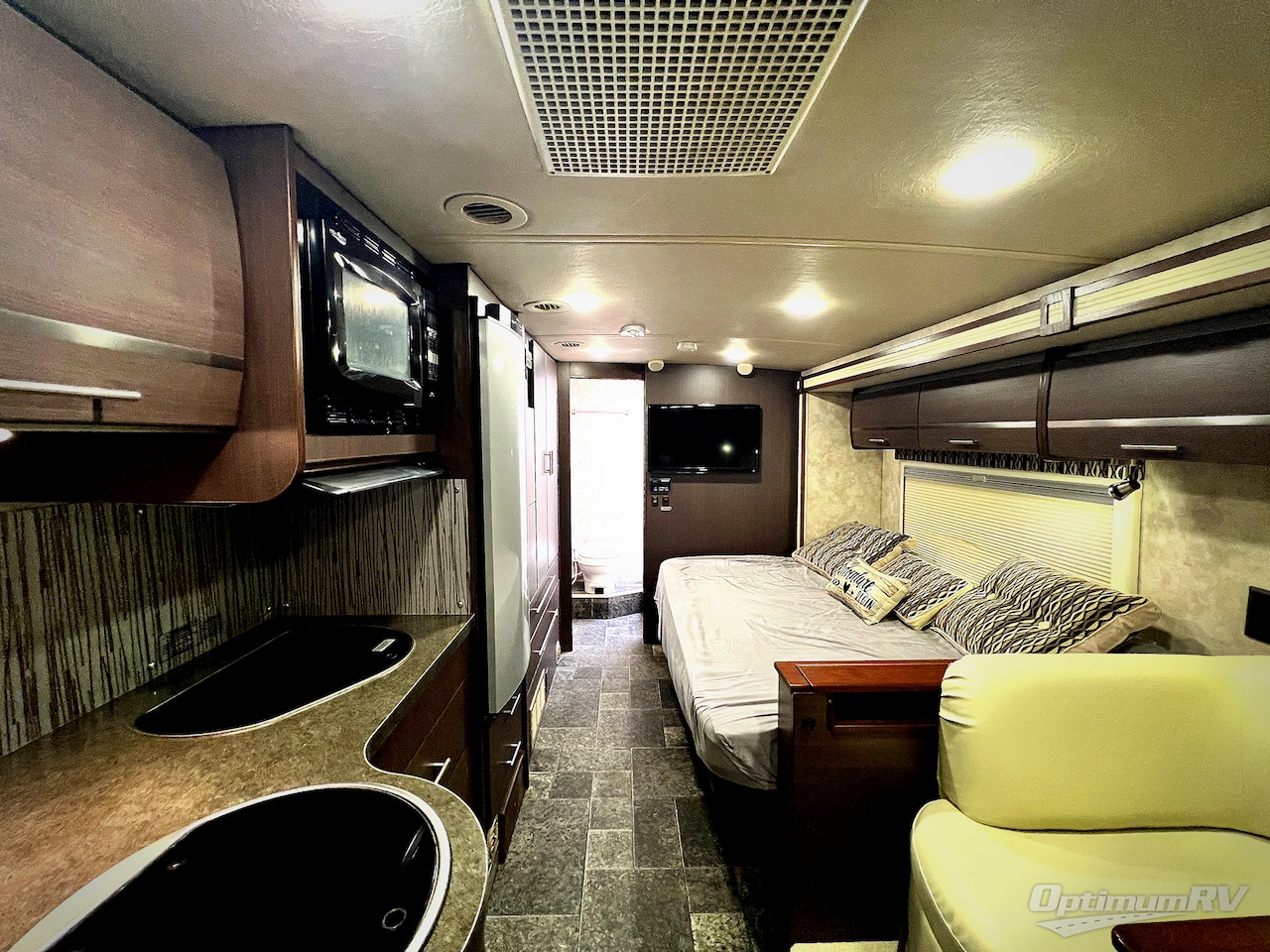 2012 Itasca Reyo 25R Photo 3
