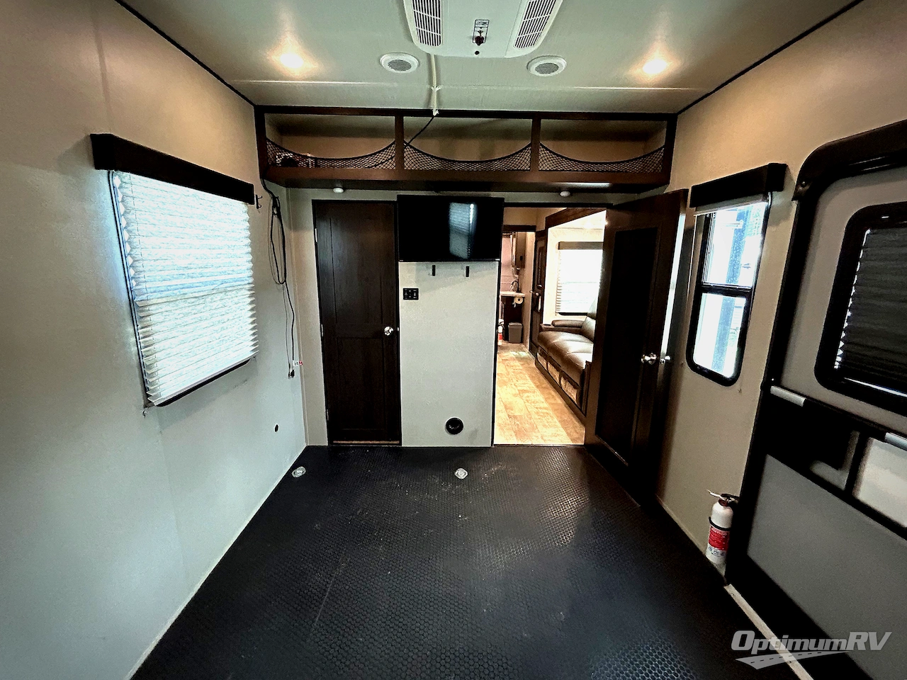2022 Grand Design Momentum G-Class 31G Photo 17
