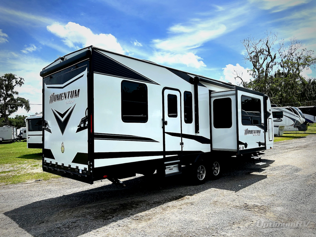 2022 Grand Design Momentum G-Class 31G Photo 2
