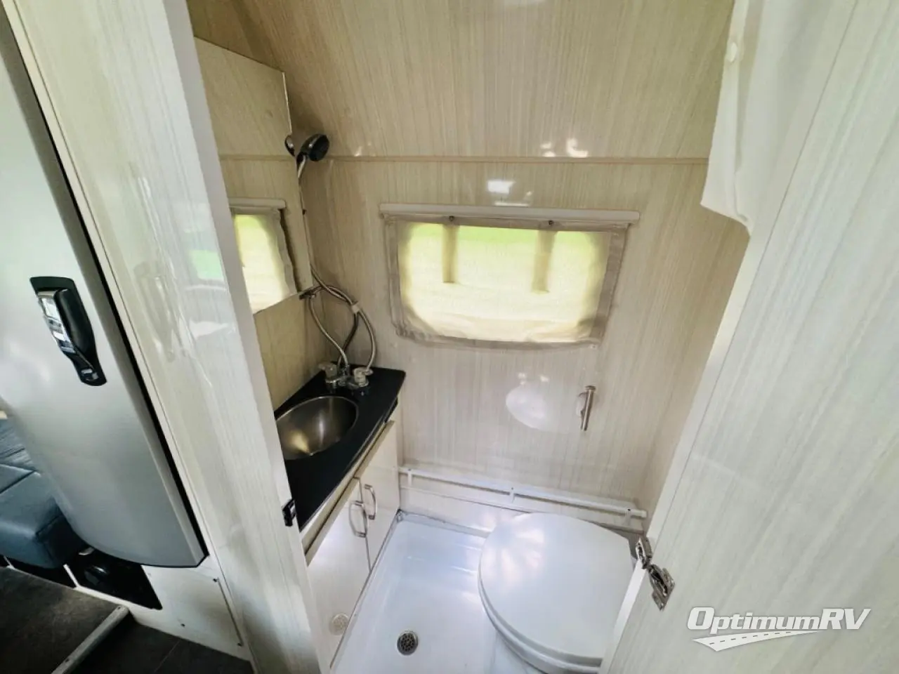 2020 Pleasure-Way Lexor FL Photo 11