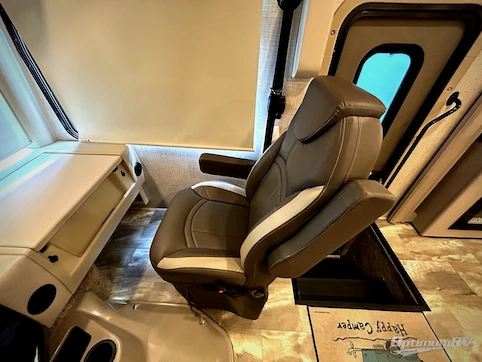 2023 Thor Challenger 37FH RV Photo 2