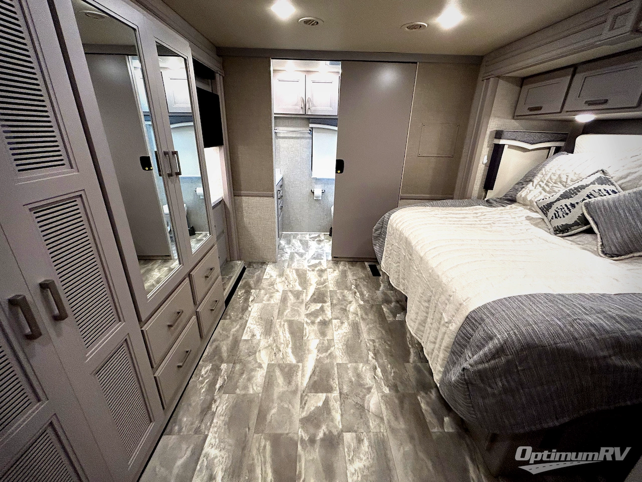 2023 Thor Challenger 37FH Photo 16