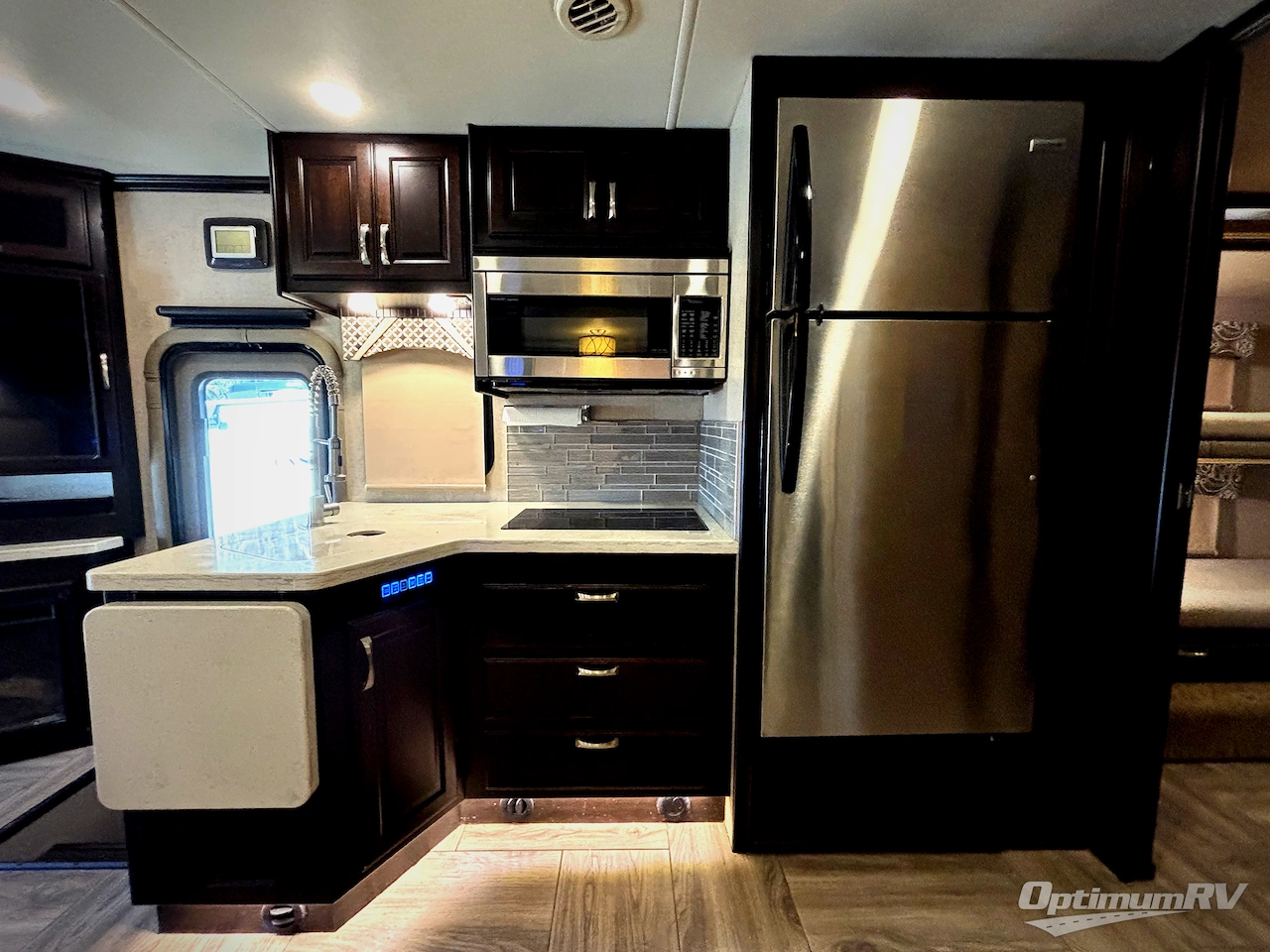 2018 Dynamax DX3 37BH Photo 6