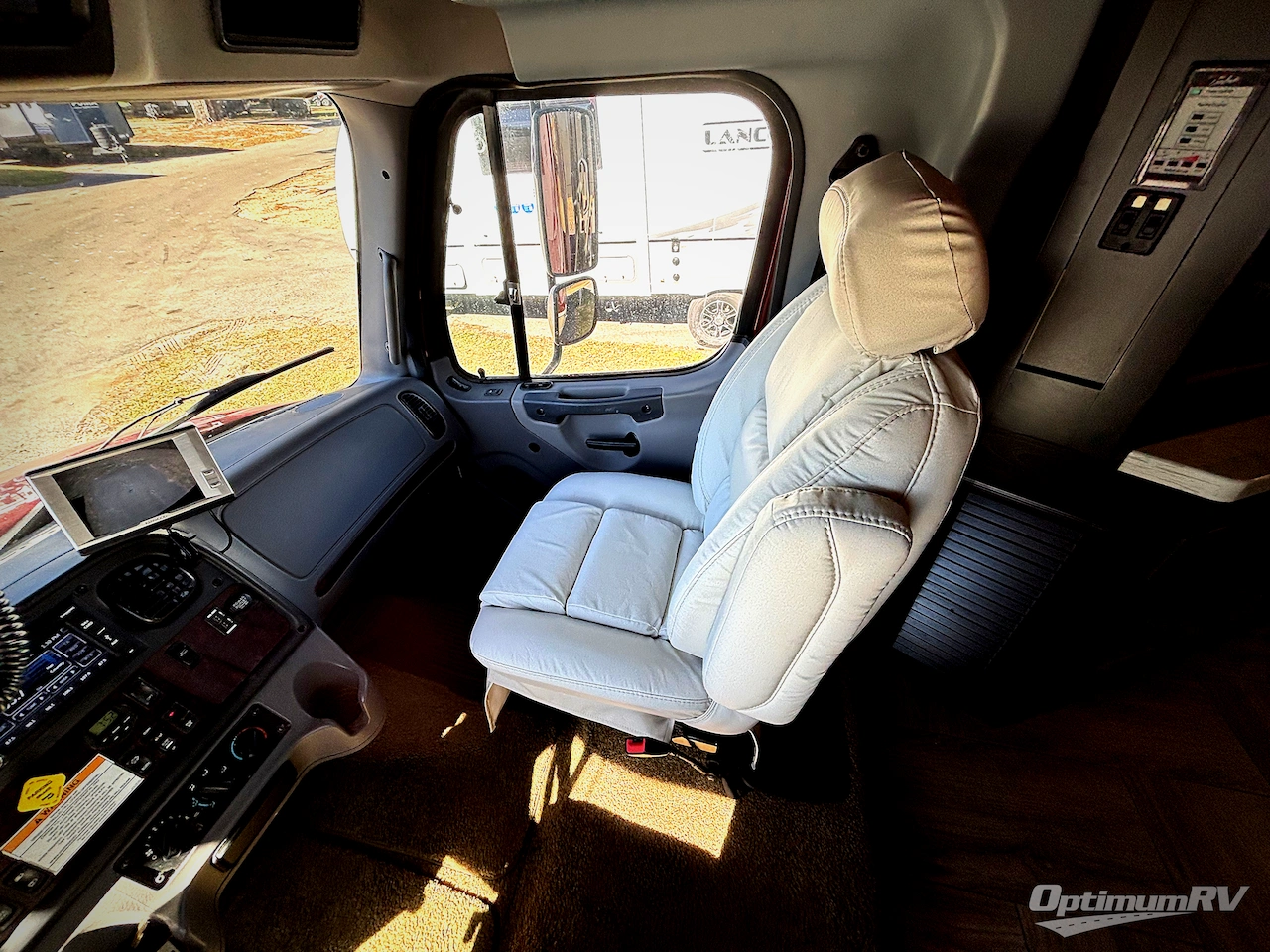 2018 Dynamax DX3 37BH Photo 9