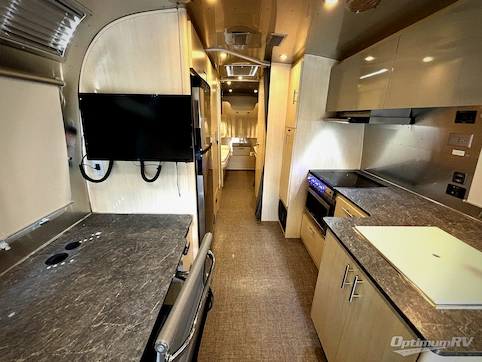 2022 Airstream Flying Cloud 27FB RV Photo 2