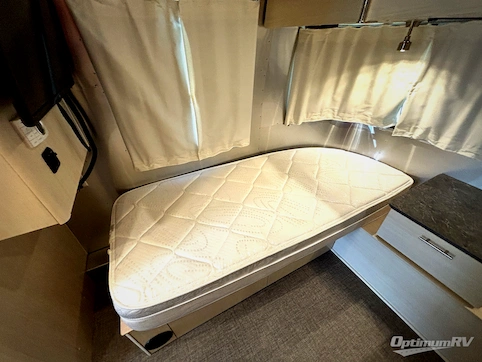 2022 Airstream Flying Cloud 27FB RV Photo 3