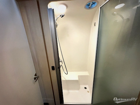 2022 Airstream Flying Cloud 27FB RV Photo 4