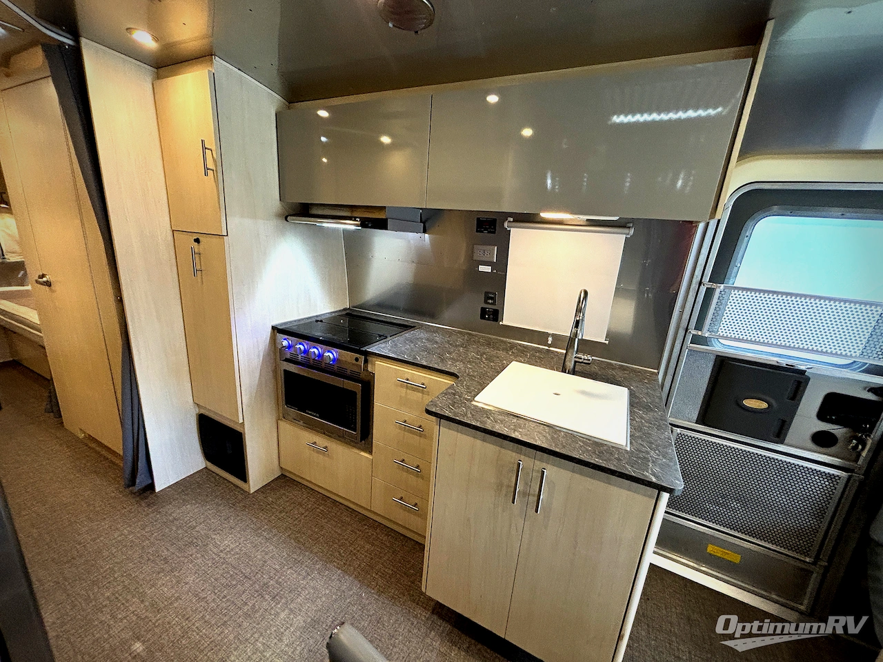 2022 Airstream Flying Cloud 27FB Photo 15