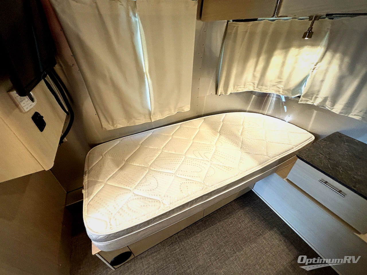 2022 Airstream Flying Cloud 27FB Photo 9