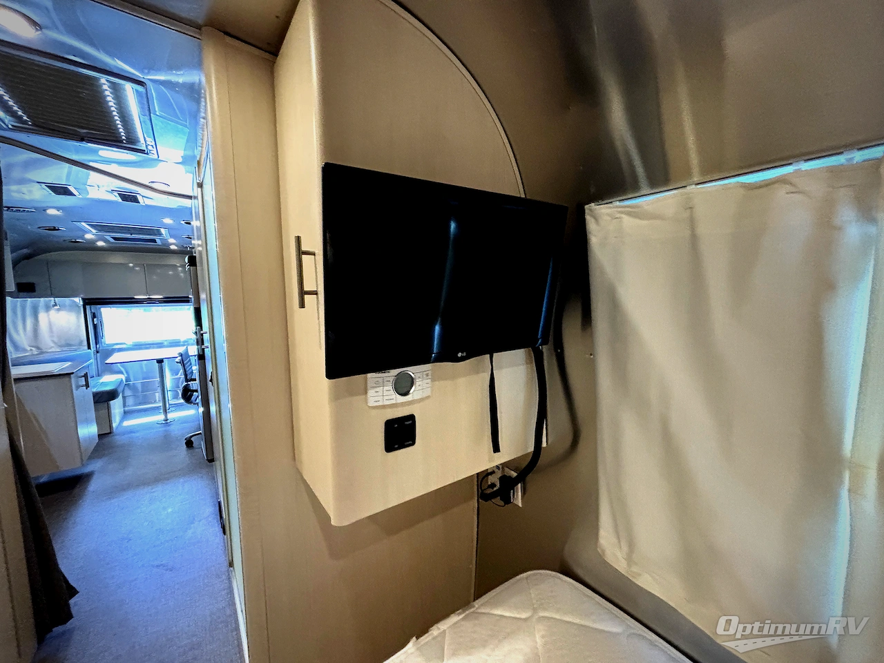 2022 Airstream Flying Cloud 27FB Photo 10