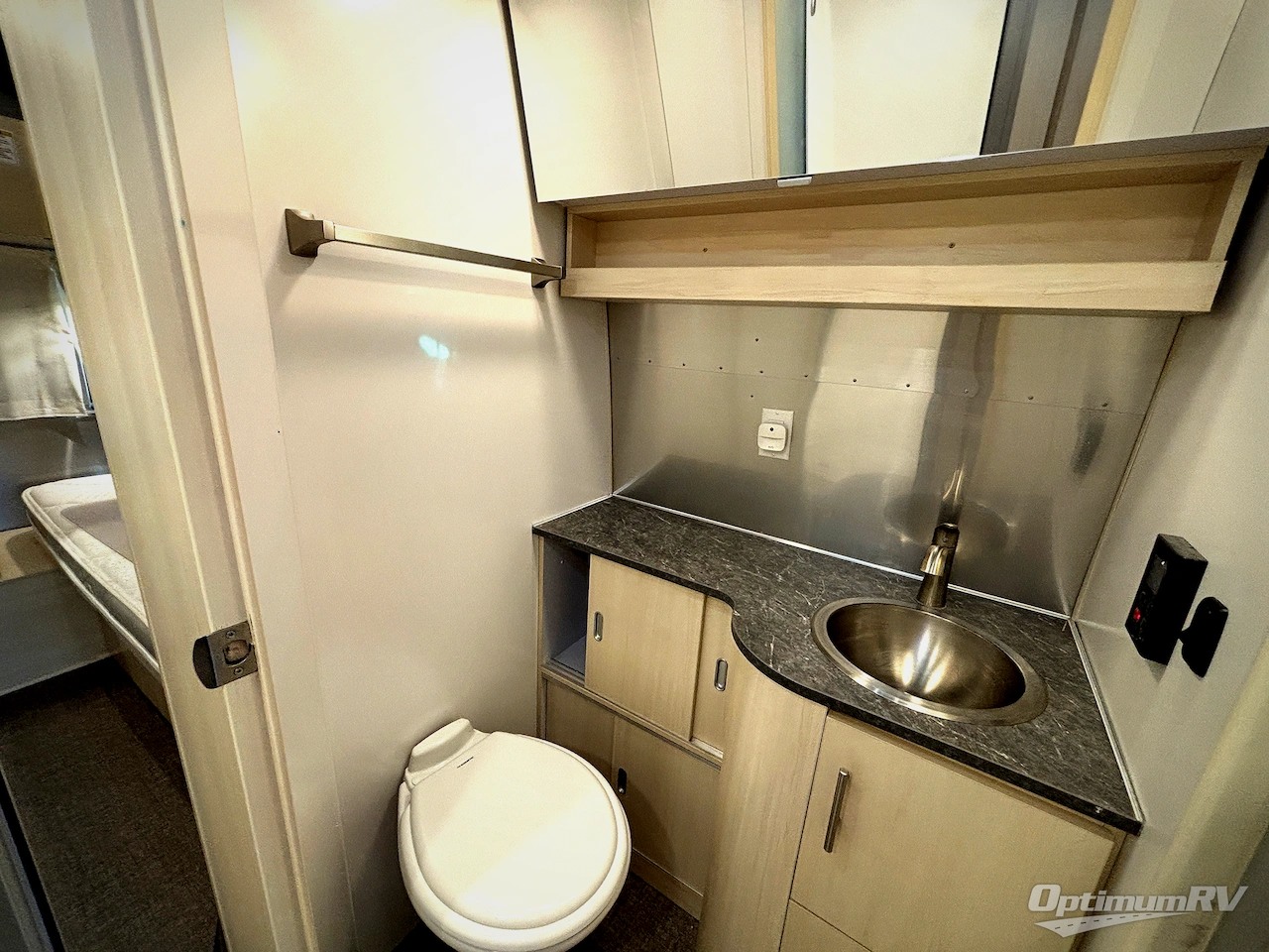 2022 Airstream Flying Cloud 27FB Photo 12