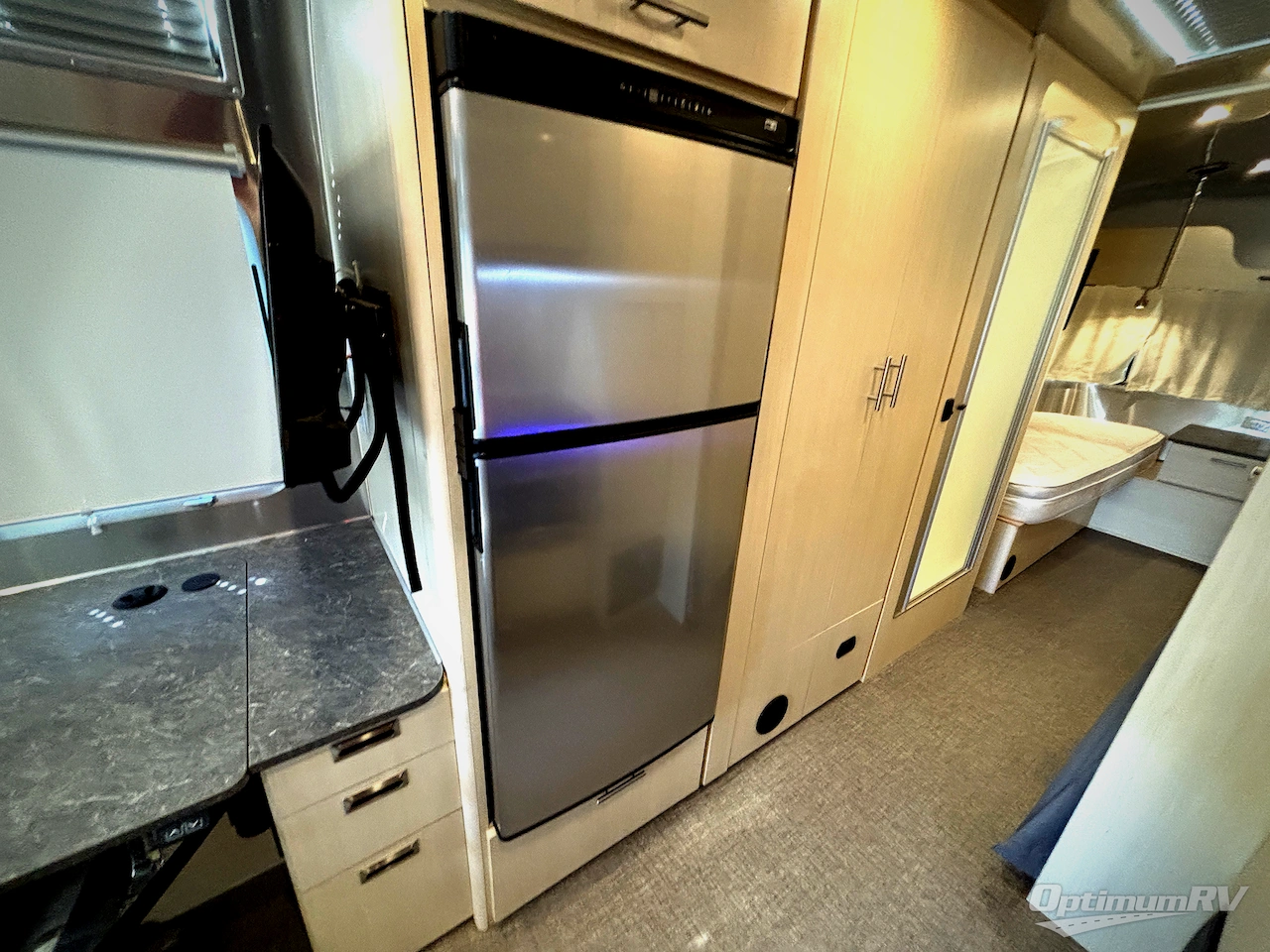 2022 Airstream Flying Cloud 27FB Photo 14