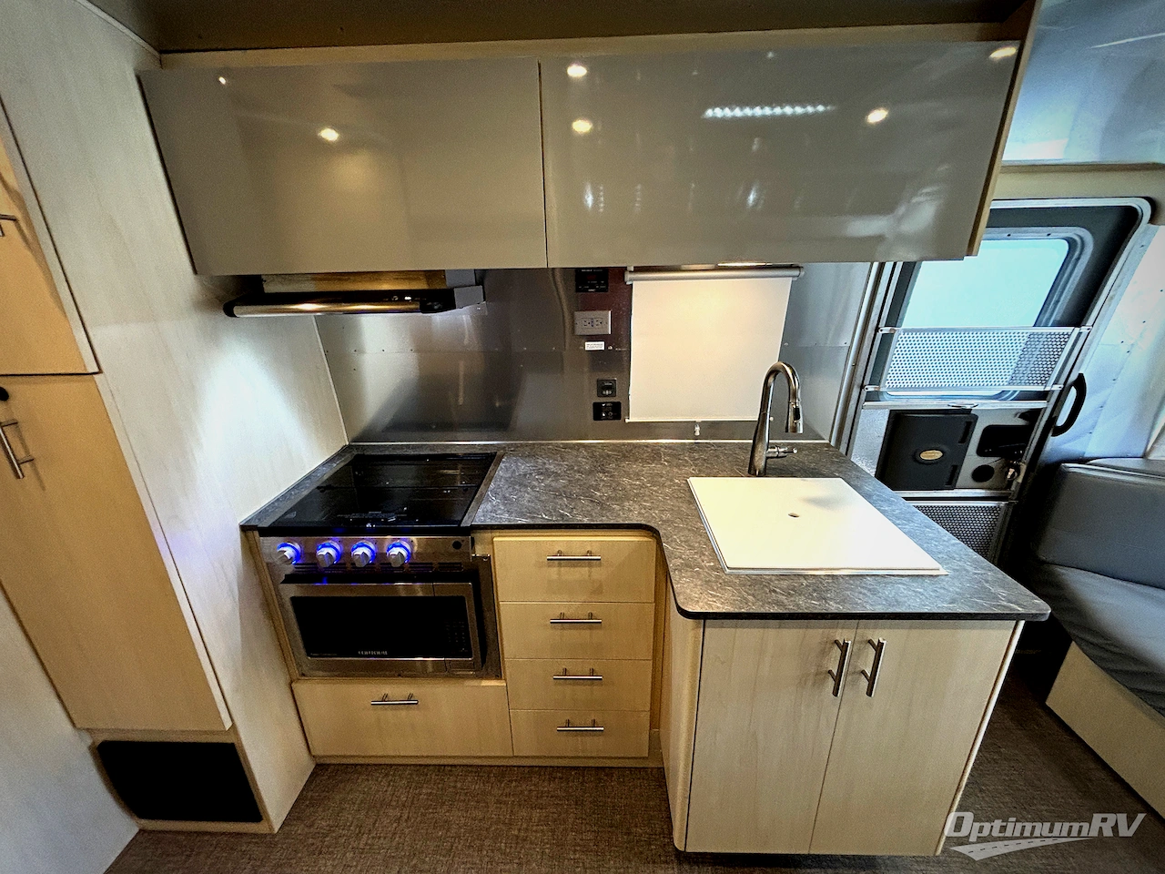 2022 Airstream Flying Cloud 27FB Photo 6