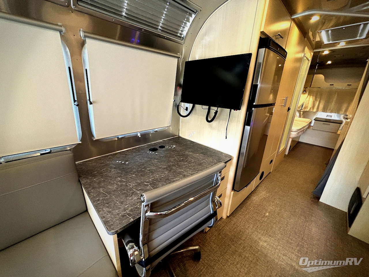 2022 Airstream Flying Cloud 27FB Photo 16