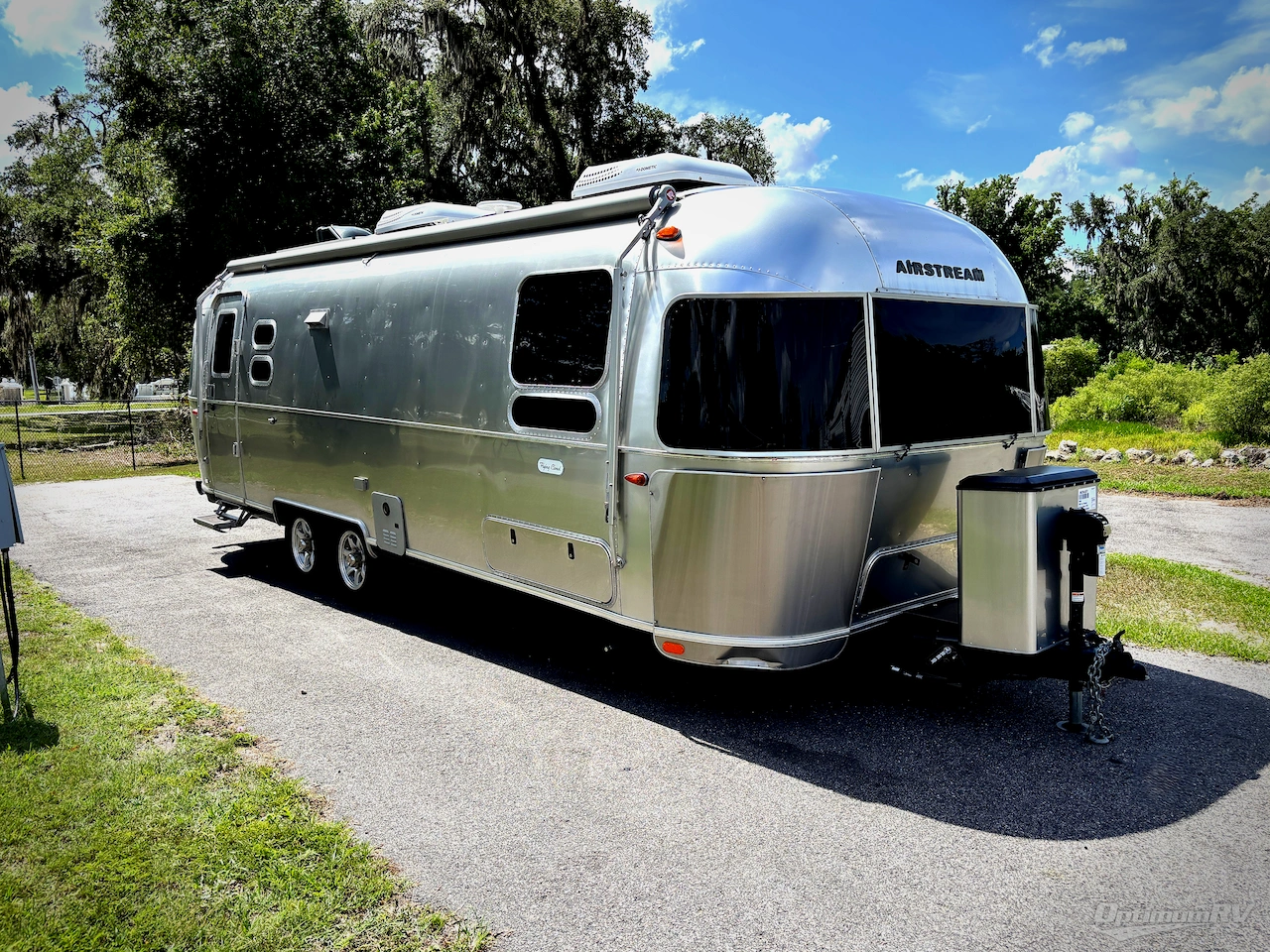 2022 Airstream Flying Cloud 27FB Photo 1