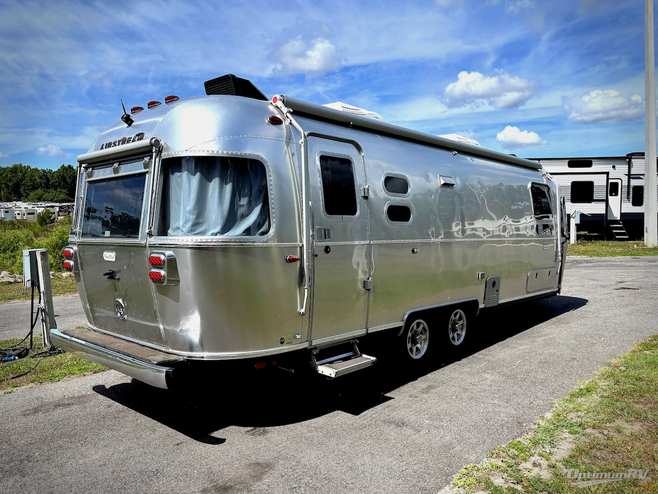 2022 Airstream Flying Cloud 27FB Photo 2