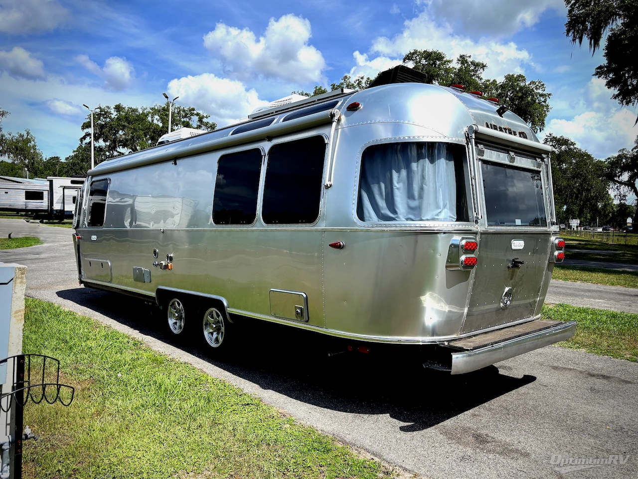 2022 Airstream Flying Cloud 27FB Photo 3