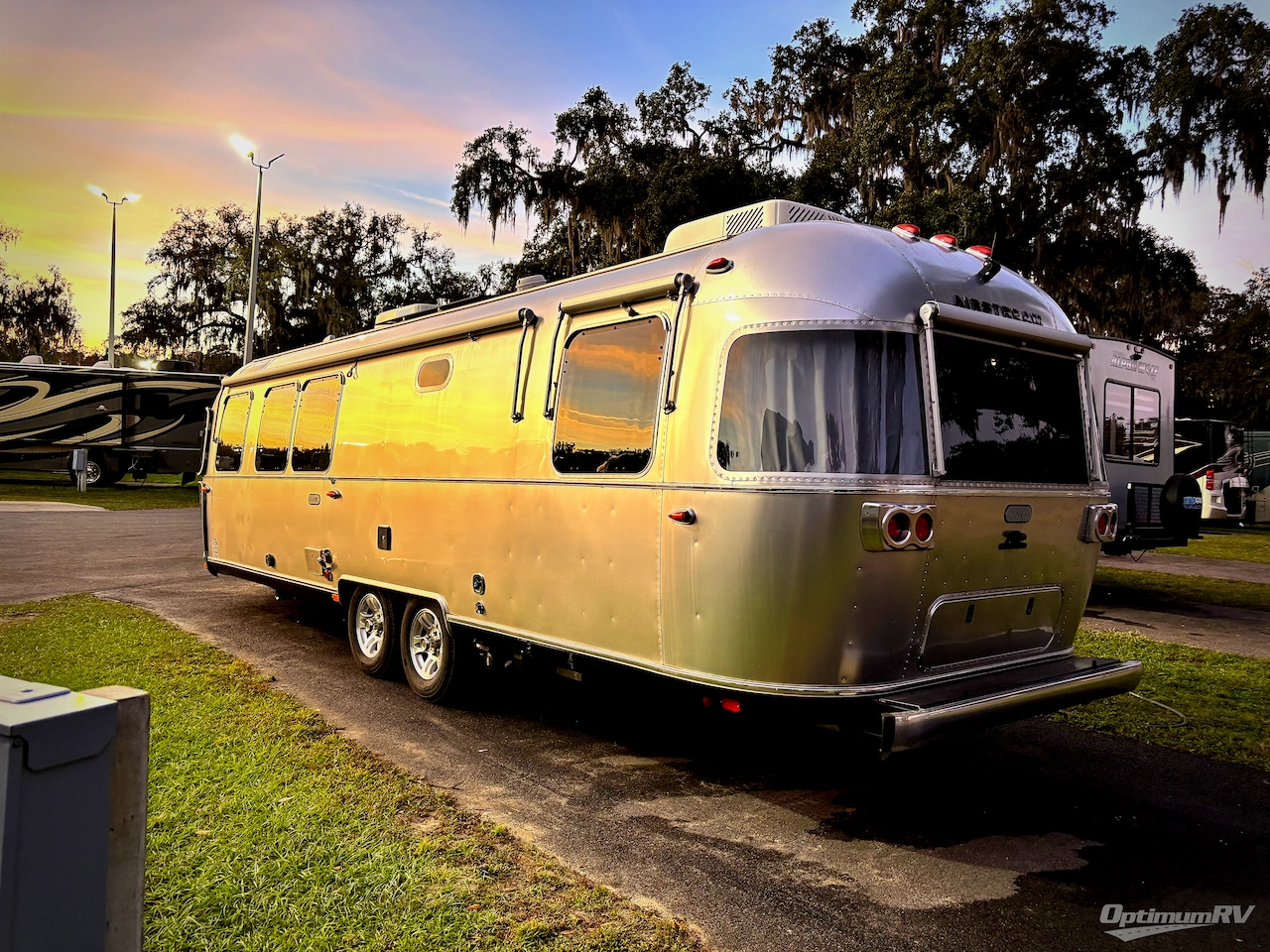 2023 Airstream Classic 30RB Photo 3