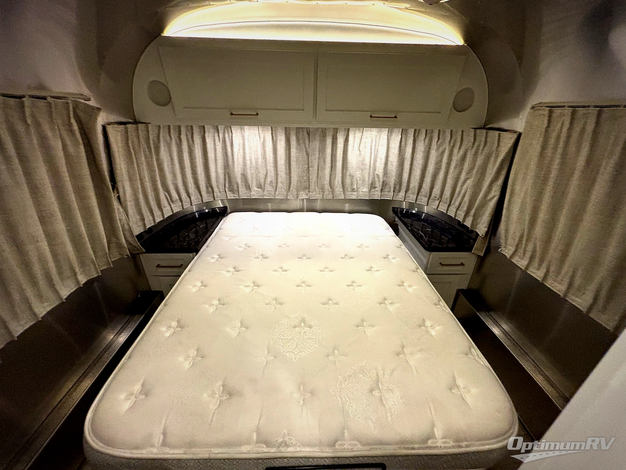 2023 Airstream Classic 30RB Photo 15