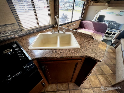 2014 Thor Chateau 26A RV Photo 3