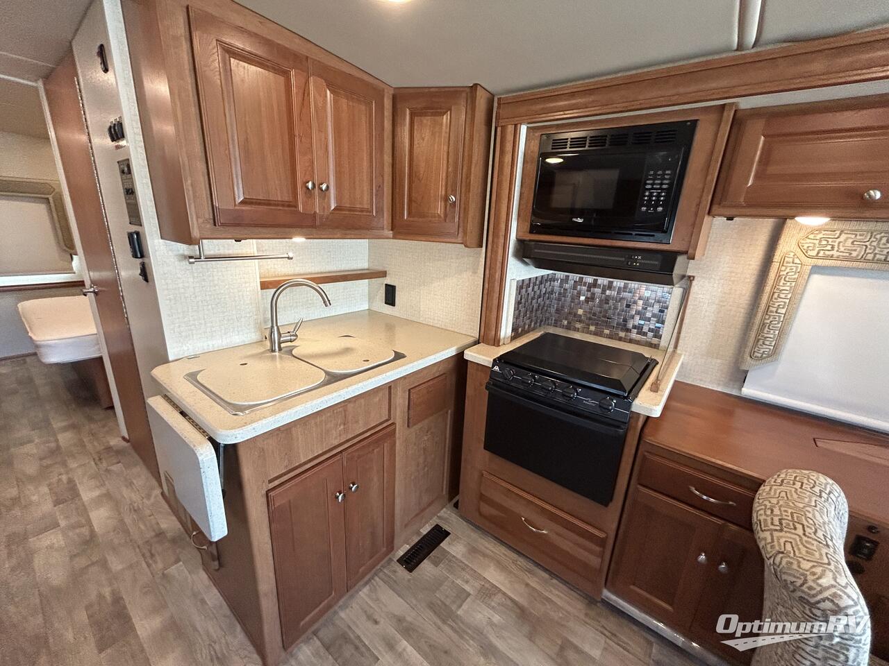 2017 Winnebago Sunstar LX 30T Photo 9