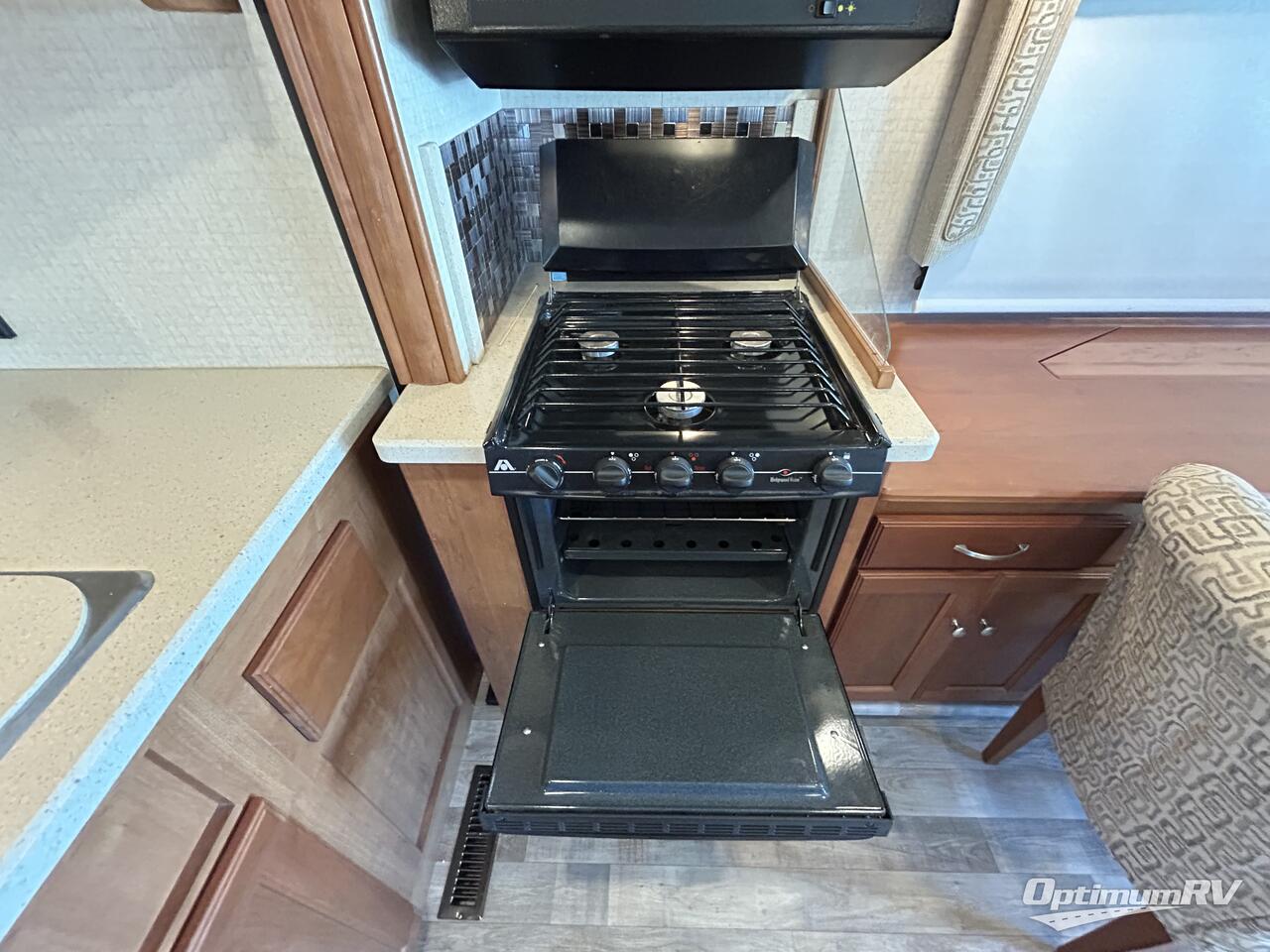 2017 Winnebago Sunstar LX 30T Photo 10