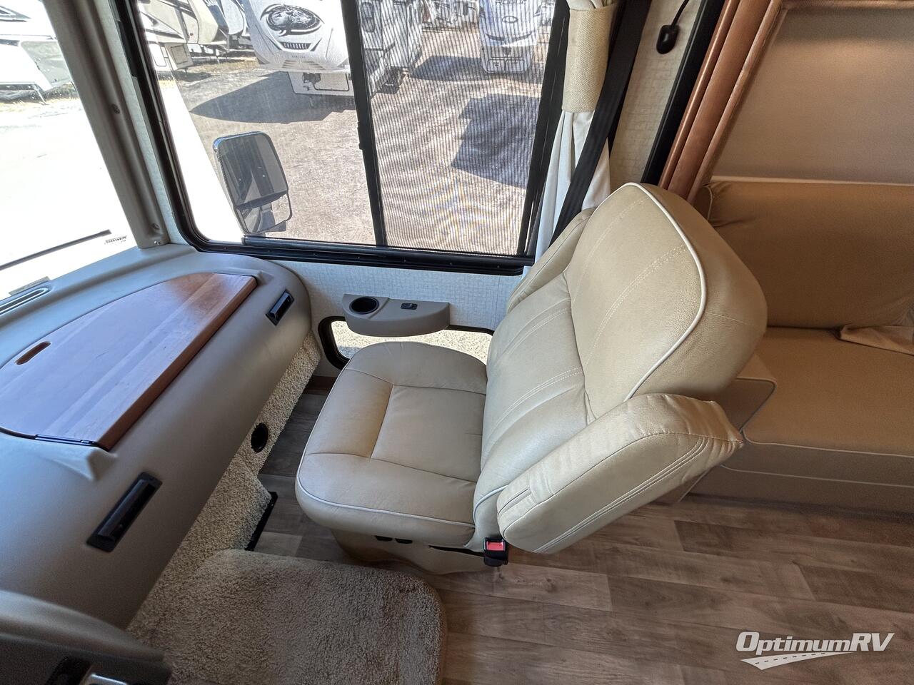 2017 Winnebago Sunstar LX 30T Photo 5