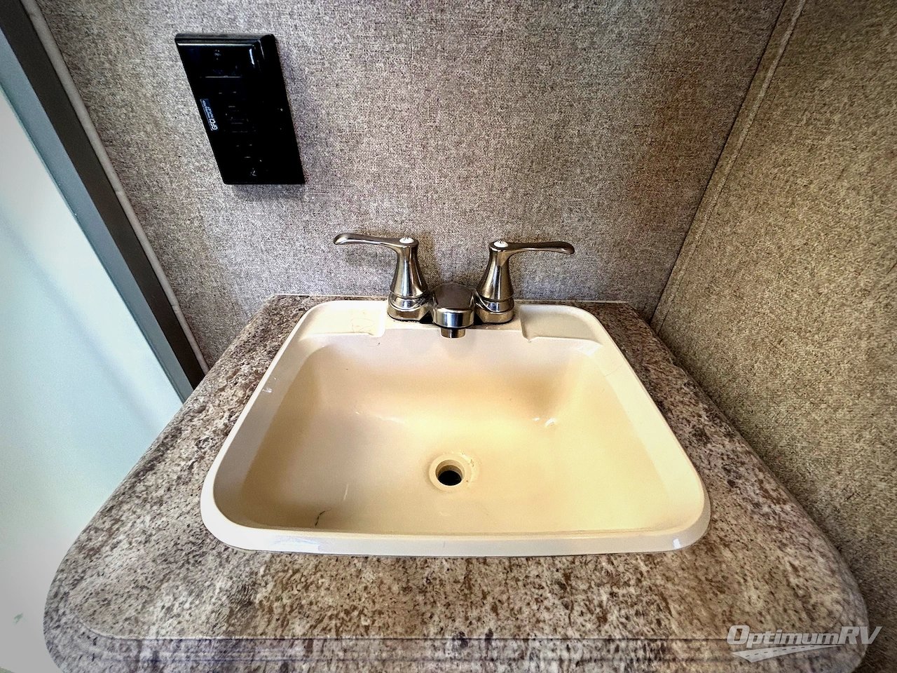 2017 Coachmen Catalina Legacy 333RETS Photo 9