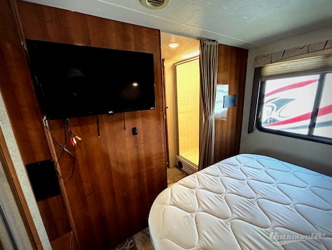 2019 Coachmen Leprechaun 319MB Ford 450 RV Photo 4