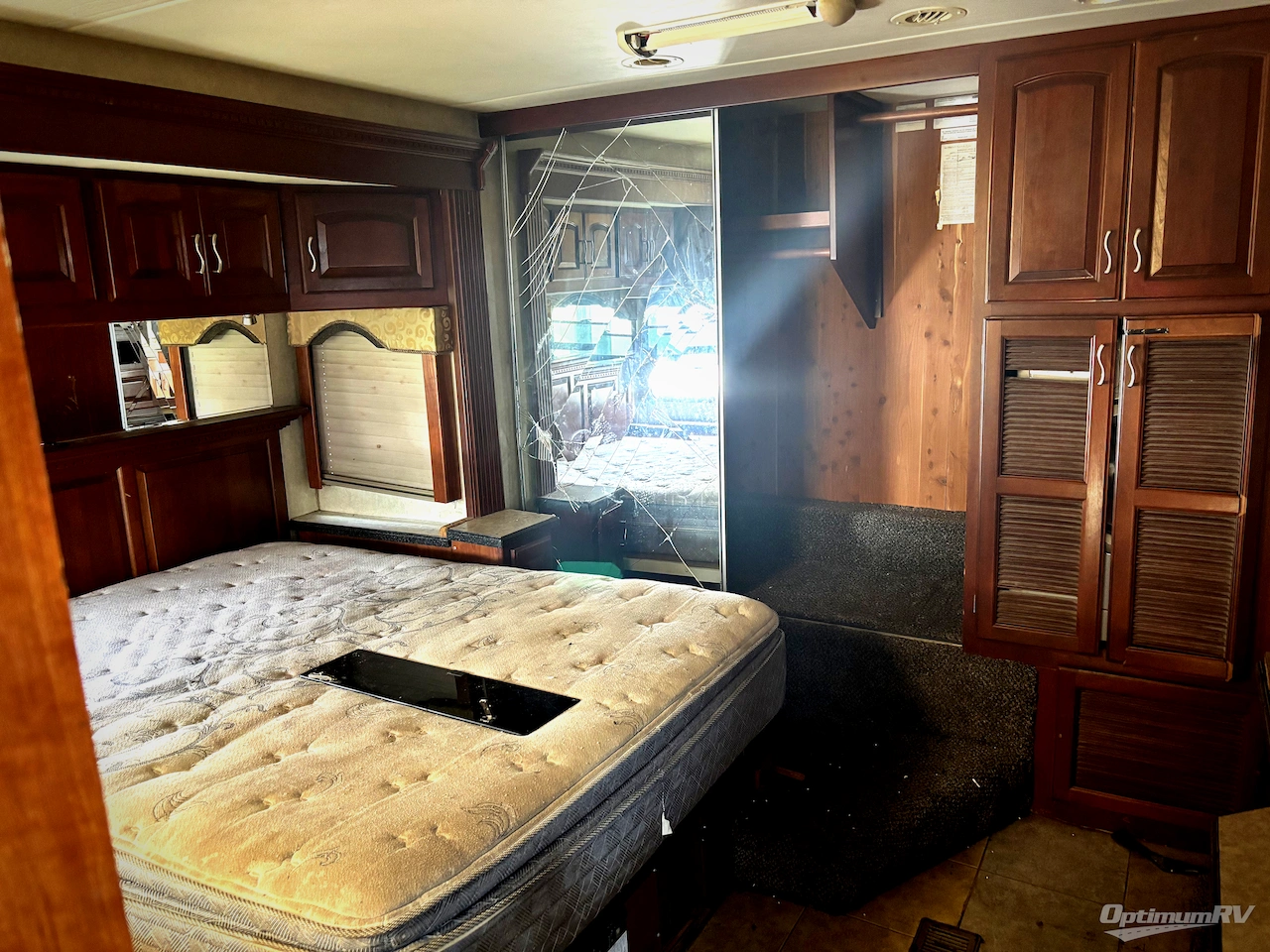 2007 Mandalay Luxury Division Mandalay Class A 40E Photo 7