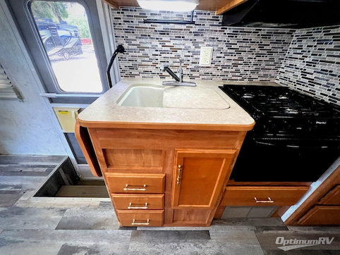 2005 Winnebago Sightseer 30 B RV Photo 3