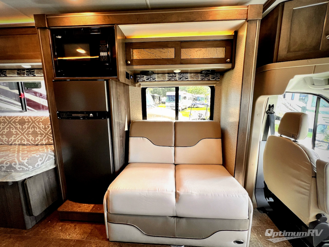 2017 Winnebago Fuse 23A Photo 9