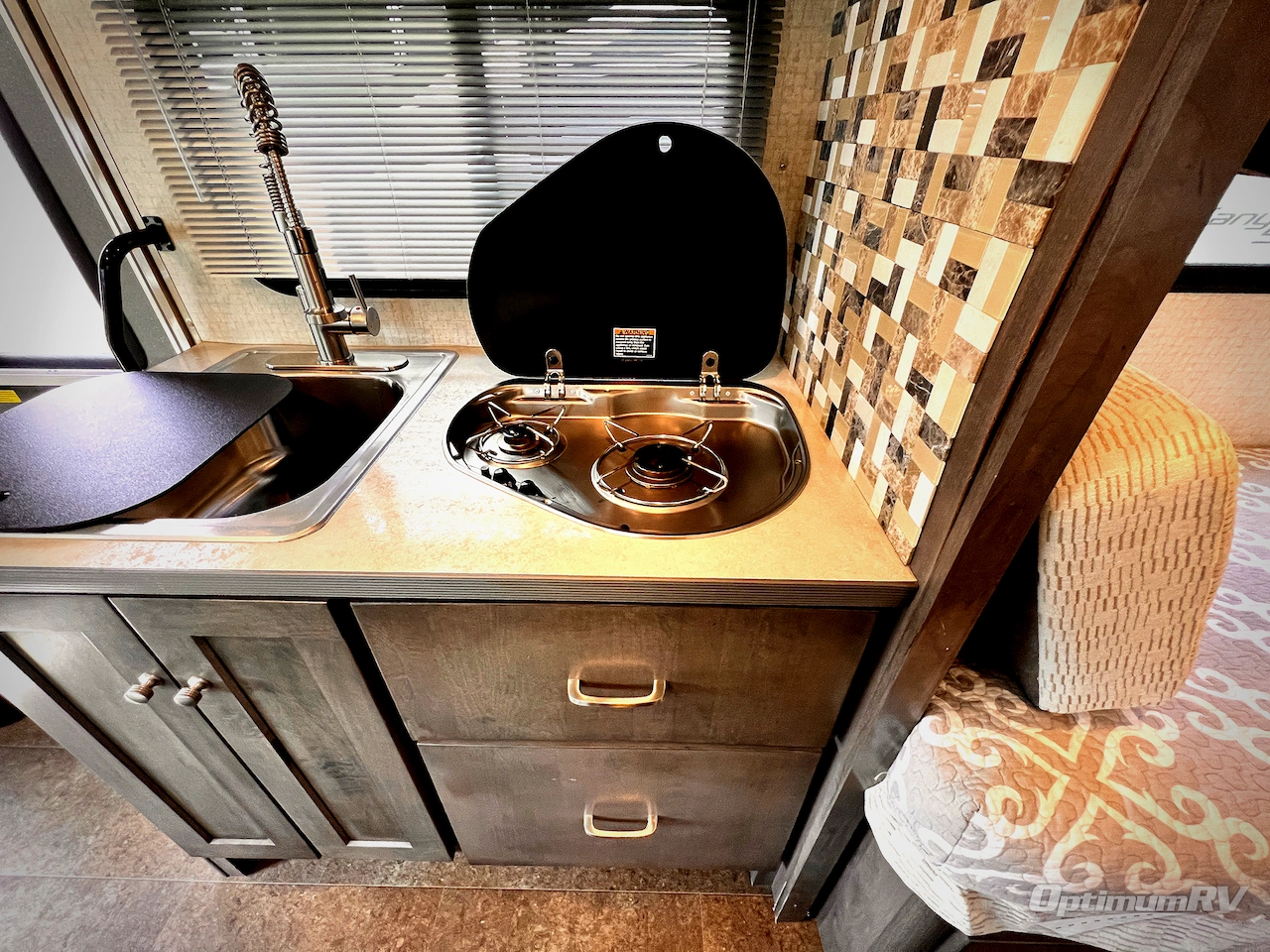 2017 Winnebago Fuse 23A Photo 12
