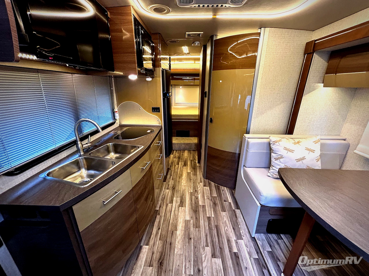 2017 Itasca Navion 24G Photo 4