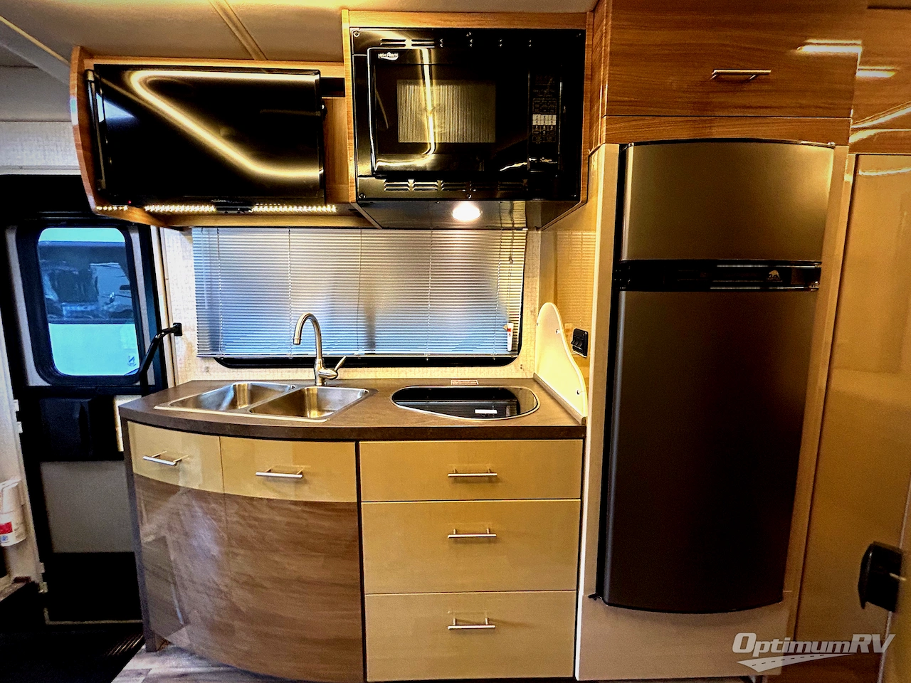 2017 Itasca Navion 24G Photo 6