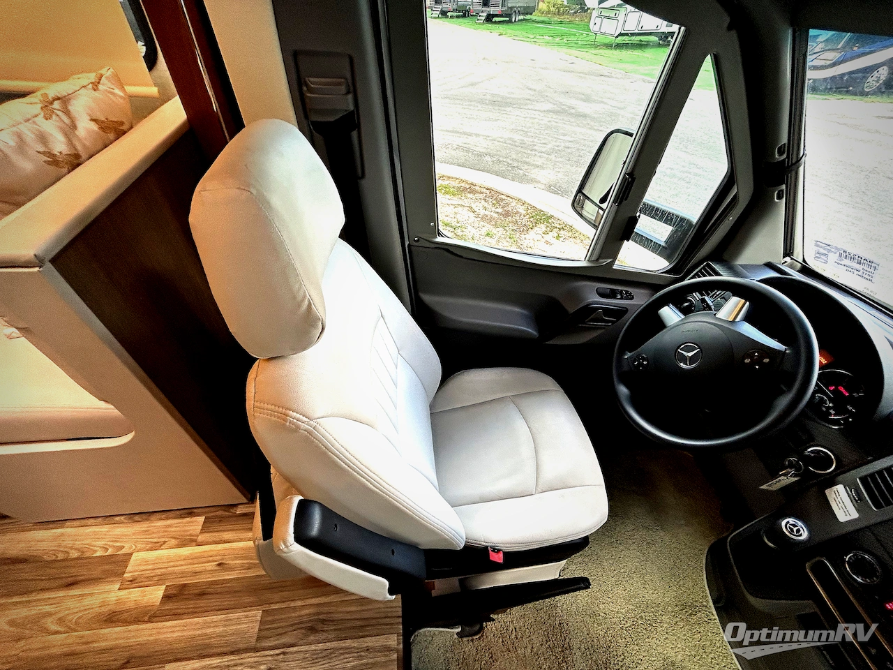 2017 Itasca Navion 24G Photo 7