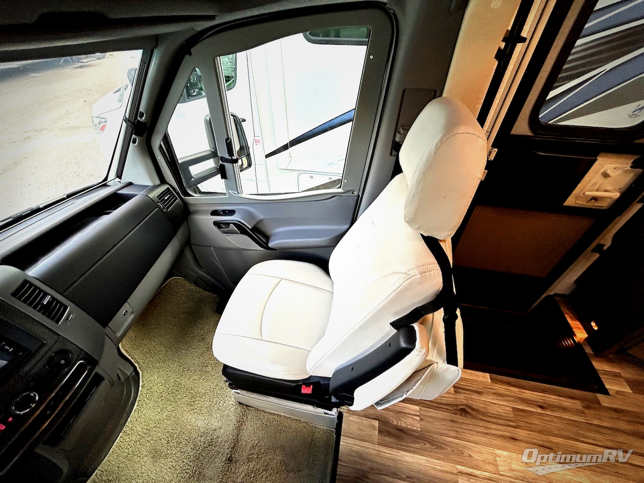 2017 Itasca Navion 24G Photo 9
