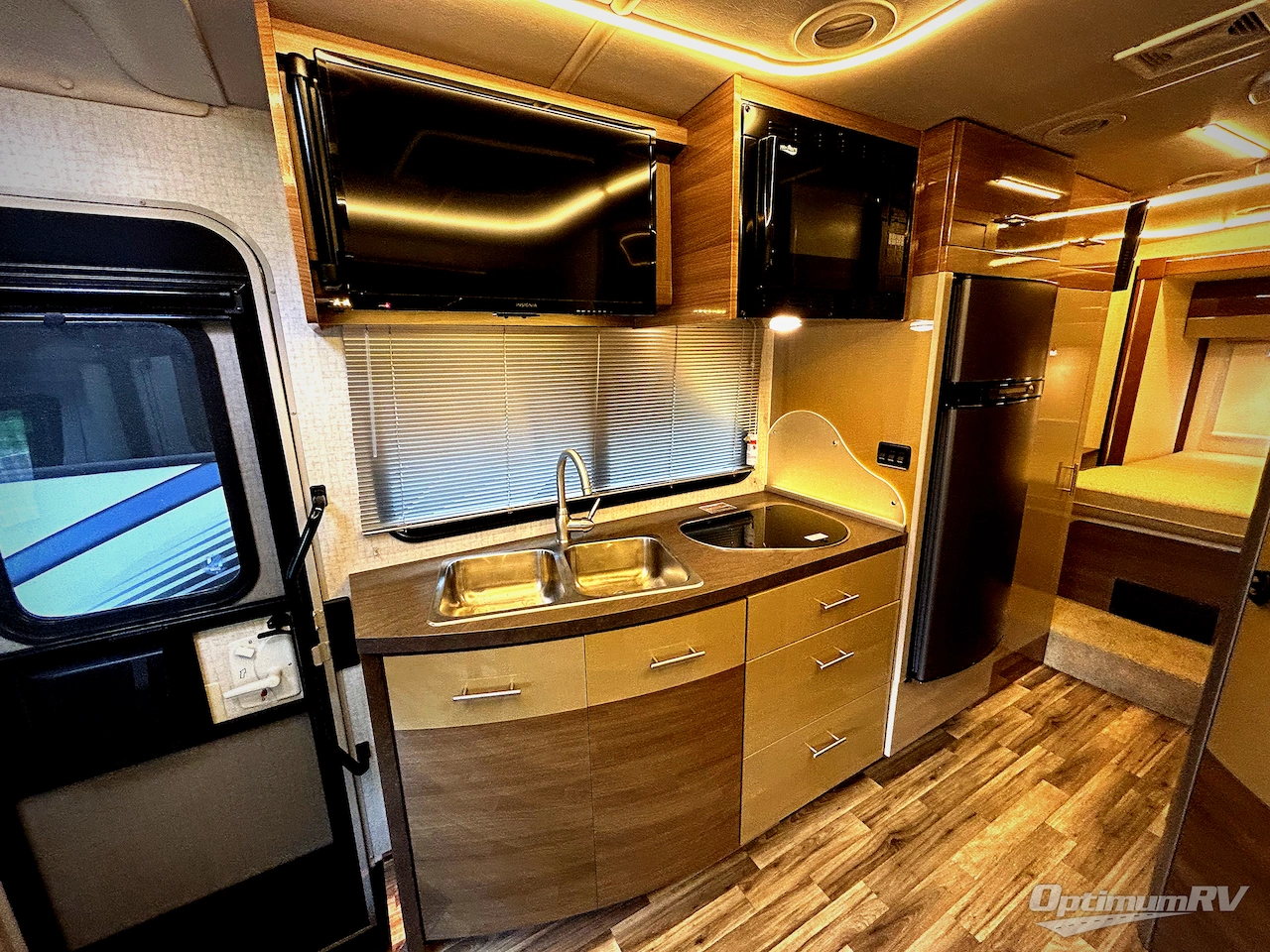 2017 Itasca Navion 24G Photo 12