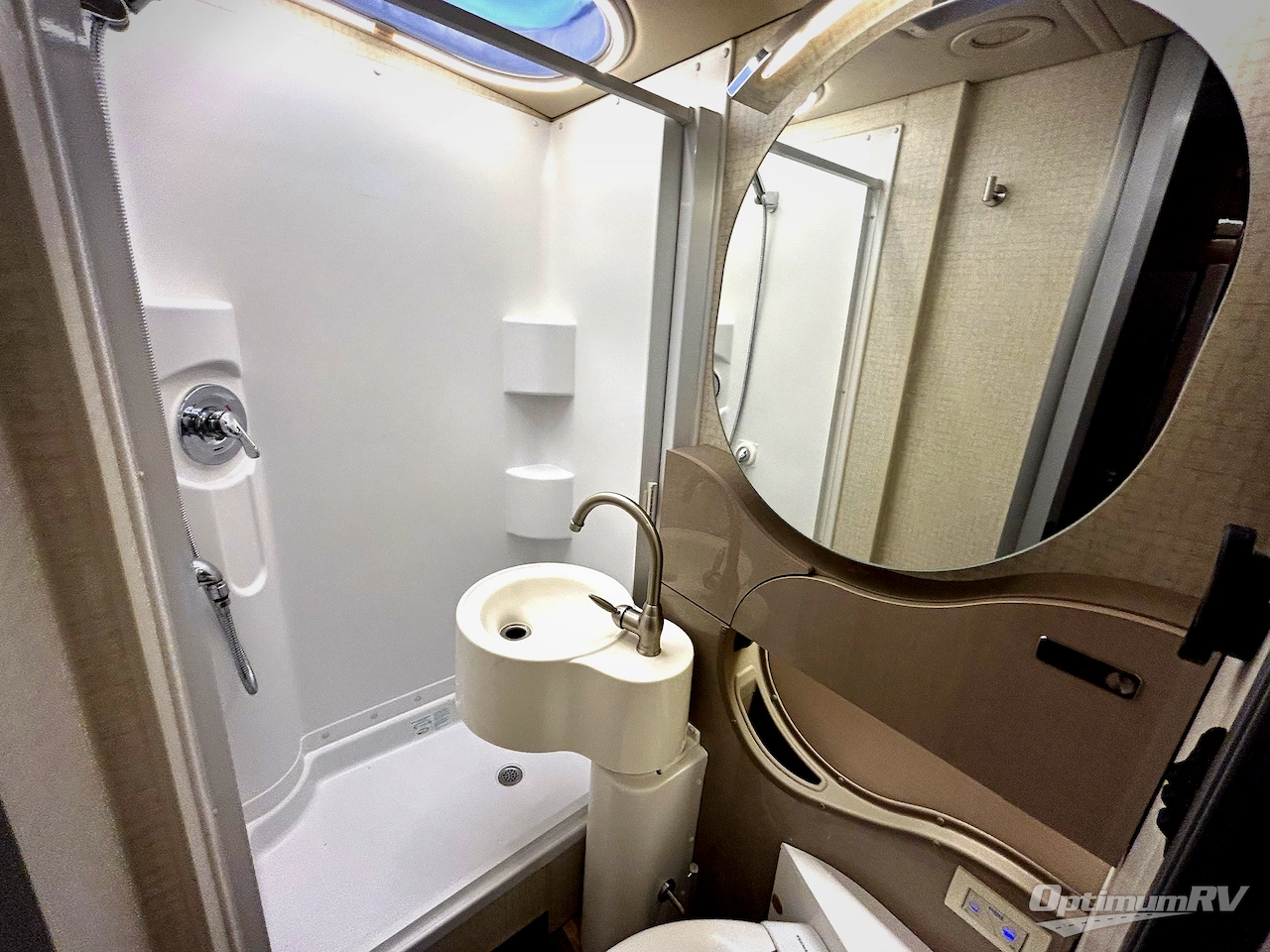 2017 Itasca Navion 24G Photo 15