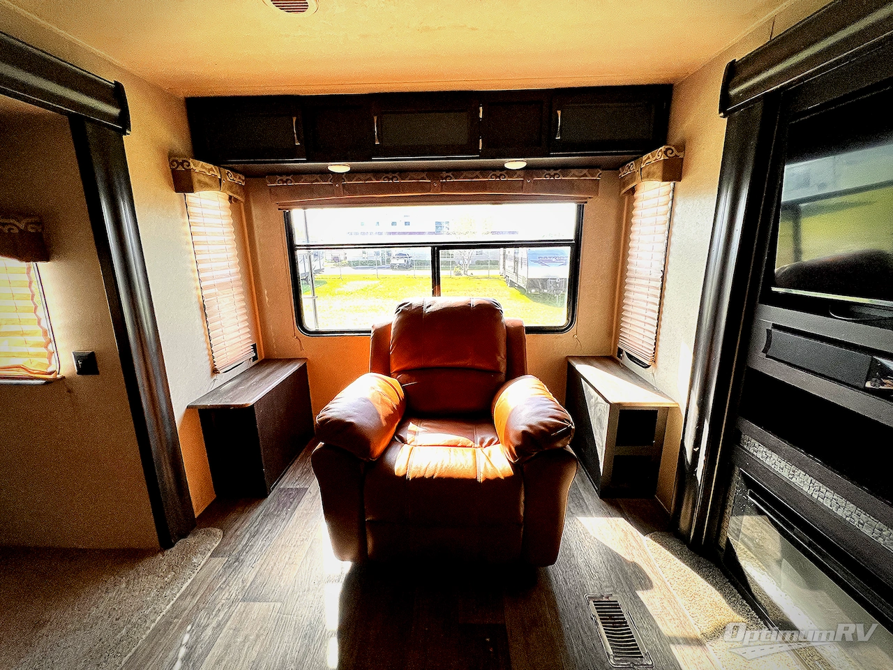 2019 Palomino Puma 31RLQS Photo 6
