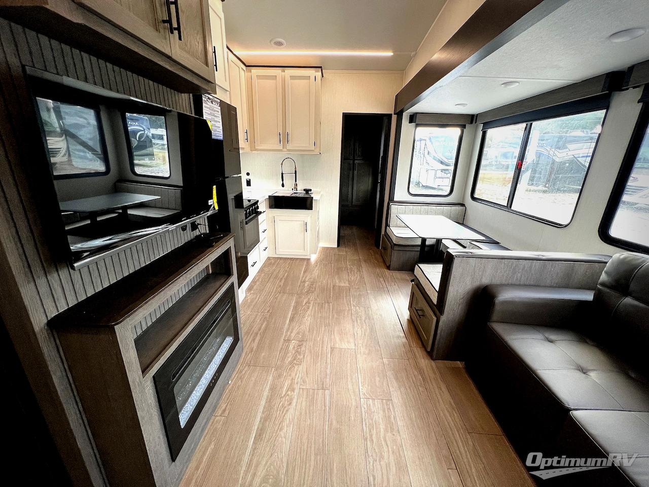 2026 Forest River Cherokee Arctic Wolf 287BH Photo 4