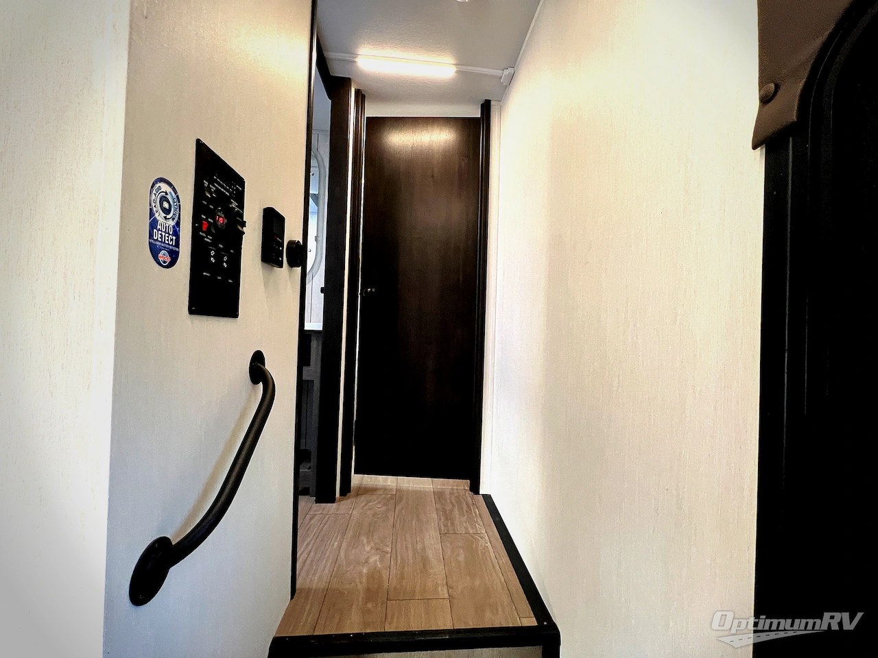 2026 Forest River Cherokee Arctic Wolf 287BH Photo 17