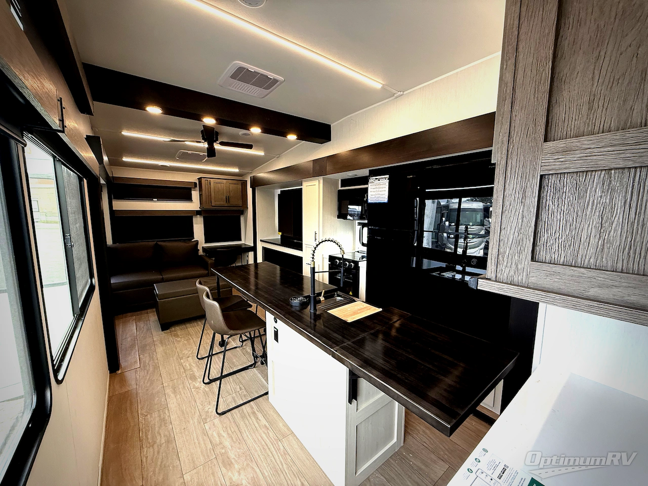 2026 Forest River Cherokee Arctic Wolf 38LEAH.G Photo 4