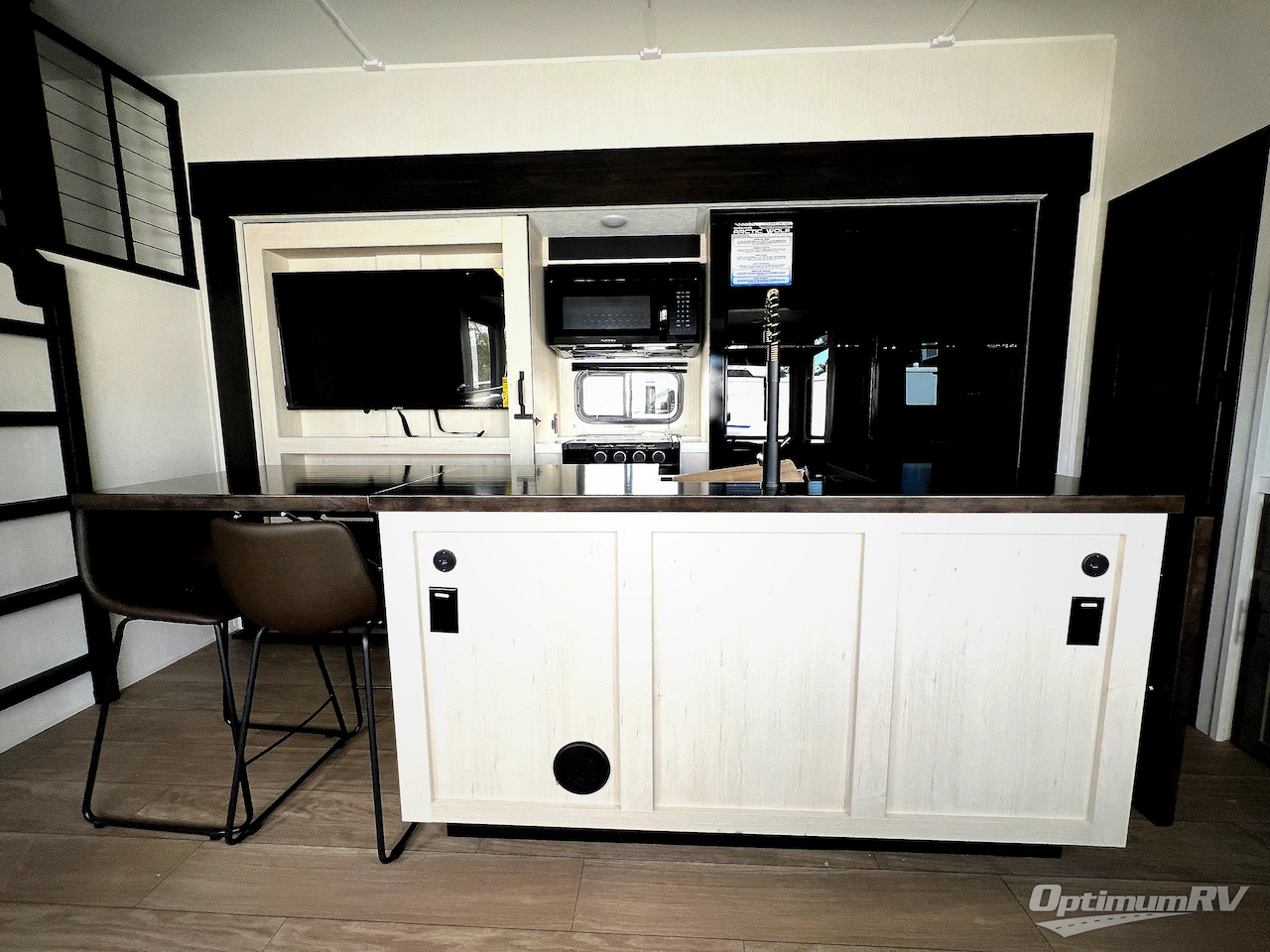 2026 Forest River Cherokee Arctic Wolf 38DST Photo 8