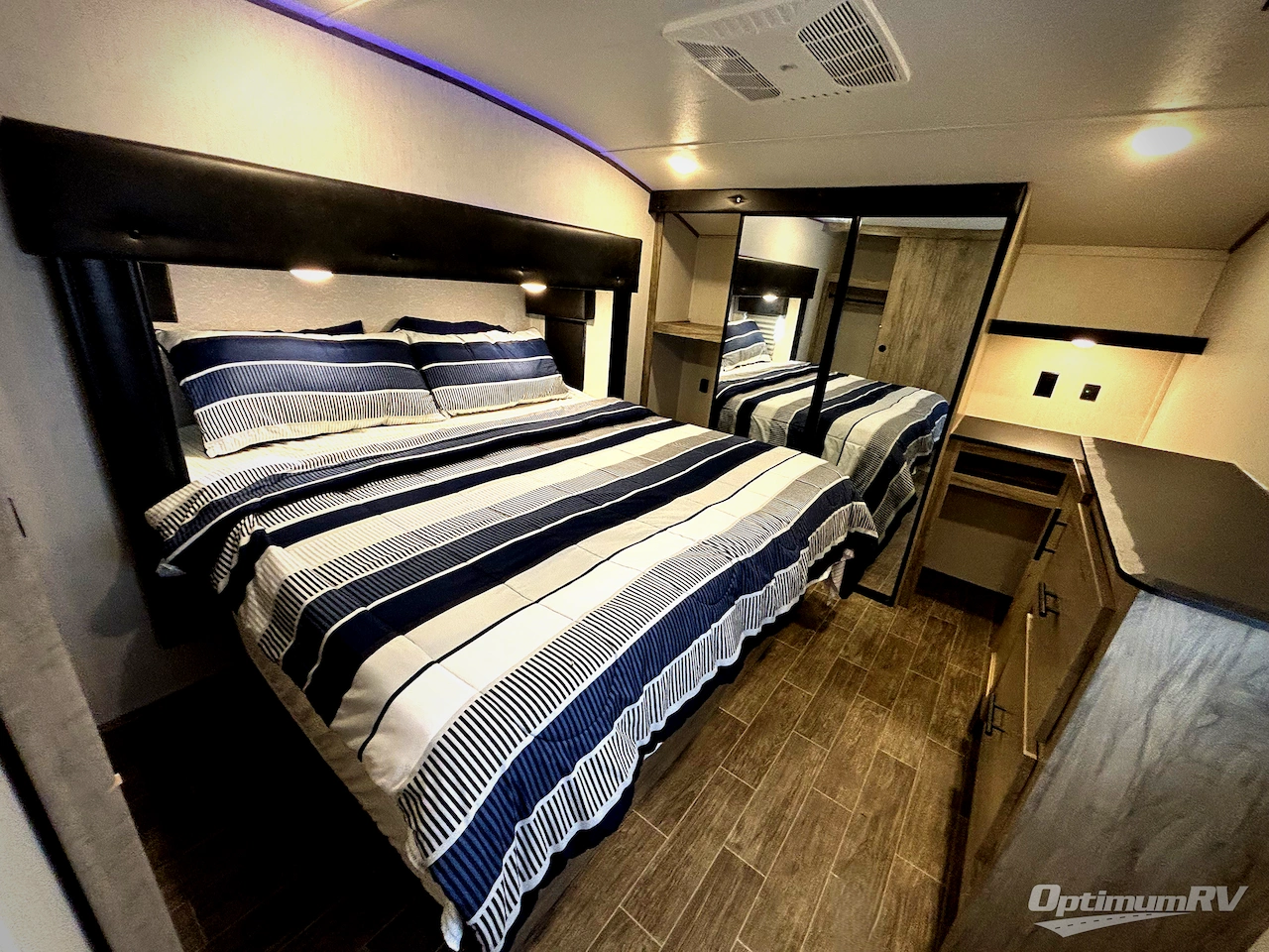 2022 Forest River Cherokee Arctic Wolf Suite 3550 Photo 8