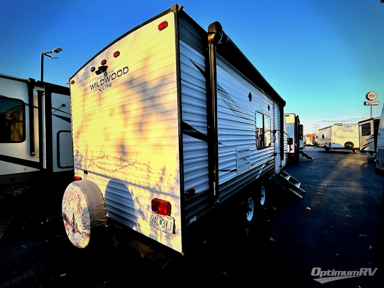 2018 Forest River Wildwood X-Lite 201BHXL Photo 3