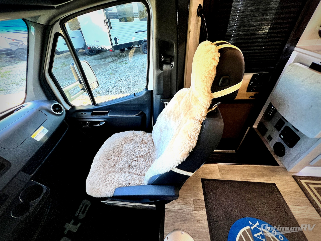 2024 Dynamax isata 3 24RW Photo 8